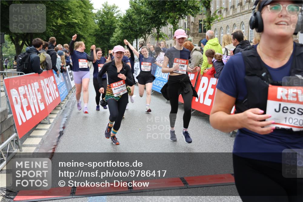 14.06.2026 - REWE Women's Run Strokosch-Dieckow http://msf.ph/oto/9786417 14.06.2026 10:07:17 Ziel 10006, 10007, 10008, 10009, 10117, 10205, 10467, 10609, 10888, 10949, 11015, 11084, 11127, 11161 meine-sportfotos.de