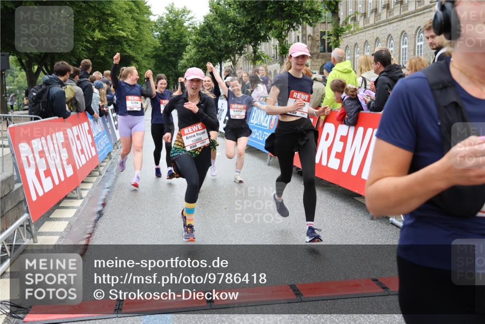 14.06.2026 - REWE Women's Run Strokosch-Dieckow http://msf.ph/oto/9786418 14.06.2026 10:07:17 Ziel 10006, 10007, 10008, 10009, 10117, 10205, 10467, 10609, 10888, 10949, 11015, 11084, 11127, 11161 meine-sportfotos.de