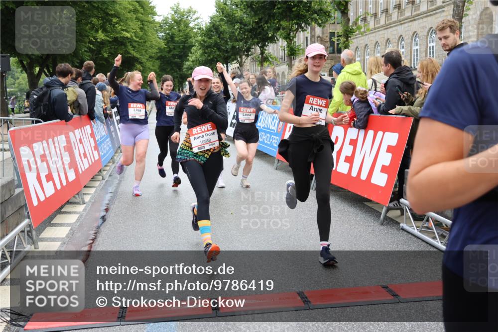 14.06.2026 - REWE Women's Run Strokosch-Dieckow http://msf.ph/oto/9786419 14.06.2026 10:07:17 Ziel 10006, 10007, 10008, 10009, 10117, 10205, 10467, 10609, 10888, 10949, 11015, 11084, 11127, 11161 meine-sportfotos.de