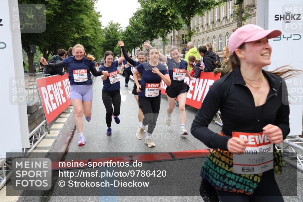 14.06.2026 - REWE Women's Run Strokosch-Dieckow http://msf.ph/oto/9786420 14.06.2026 10:07:18 Ziel 10006, 10007, 10008, 10009, 10117, 10205, 10467, 10888, 10949, 11015, 11084, 11127, 11161 meine-sportfotos.de