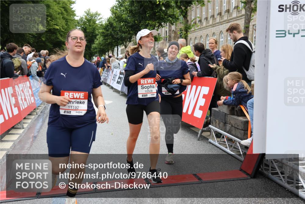 14.06.2026 - REWE Women's Run Strokosch-Dieckow http://msf.ph/oto/9786440 14.06.2026 10:07:27 Ziel 10117, 10508, 11192, 11252 meine-sportfotos.de