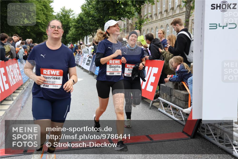 14.06.2026 - REWE Women's Run Strokosch-Dieckow http://msf.ph/oto/9786441 14.06.2026 10:07:27 Ziel 10117, 10508, 11192, 11252 meine-sportfotos.de