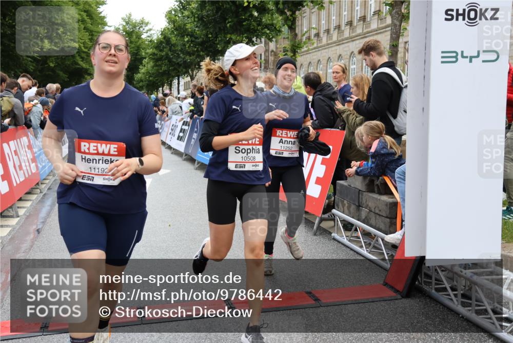 14.06.2026 - REWE Women's Run Strokosch-Dieckow http://msf.ph/oto/9786442 14.06.2026 10:07:27 Ziel 10117, 10508, 11192, 11252 meine-sportfotos.de