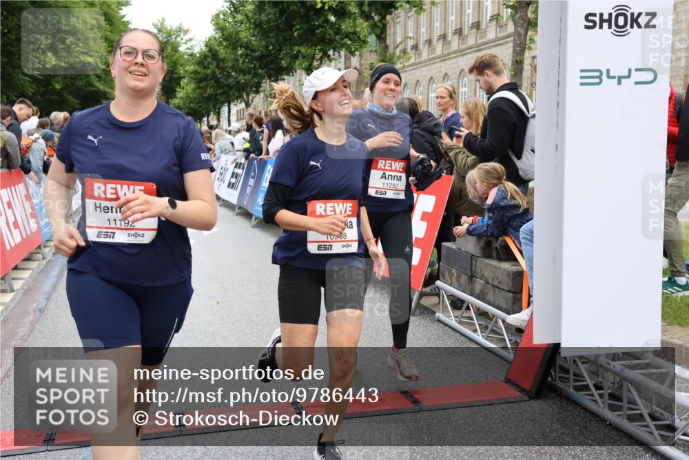 14.06.2026 - REWE Women's Run Strokosch-Dieckow http://msf.ph/oto/9786443 14.06.2026 10:07:27 Ziel 10117, 10508, 11192, 11252 meine-sportfotos.de