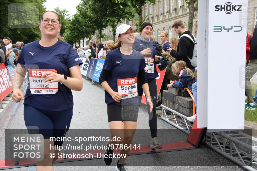 14.06.2026 - REWE Women's Run Strokosch-Dieckow http://msf.ph/oto/9786444 14.06.2026 10:07:27 Ziel 10117, 10508, 11192, 11252 meine-sportfotos.de