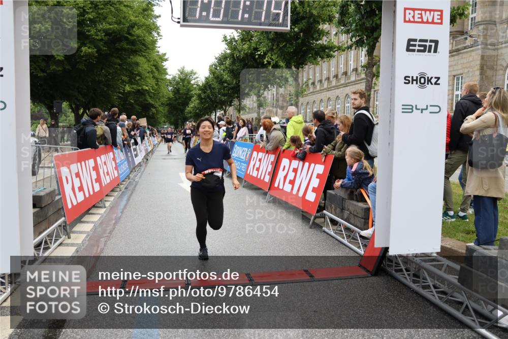 14.06.2026 - REWE Women's Run Strokosch-Dieckow http://msf.ph/oto/9786454 14.06.2026 10:07:37 Ziel 10113, 10861 meine-sportfotos.de