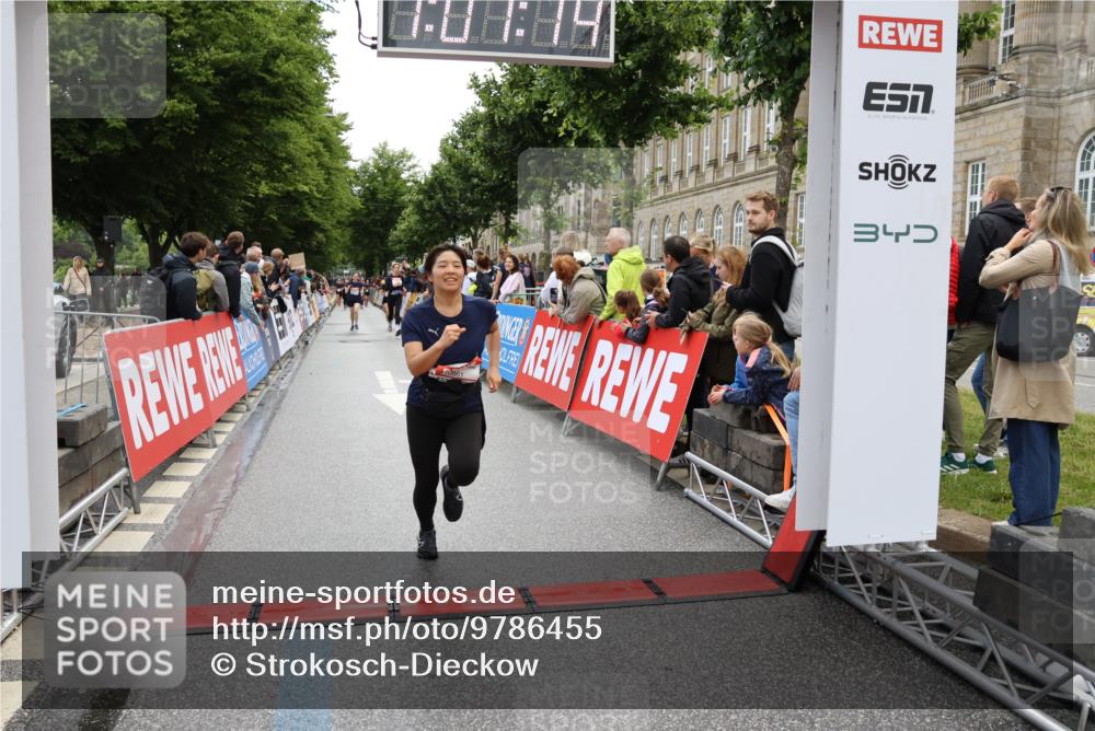 14.06.2026 - REWE Women's Run Strokosch-Dieckow http://msf.ph/oto/9786455 14.06.2026 10:07:37 Ziel 10113, 10861 meine-sportfotos.de