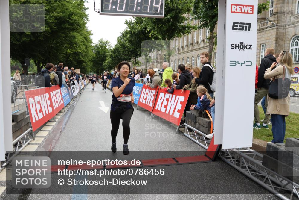 14.06.2026 - REWE Women's Run Strokosch-Dieckow http://msf.ph/oto/9786456 14.06.2026 10:07:37 Ziel 10113, 10861 meine-sportfotos.de