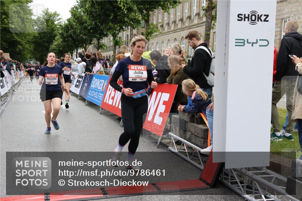 14.06.2026 - REWE Women's Run Strokosch-Dieckow http://msf.ph/oto/9786461 14.06.2026 10:07:42 Ziel 10113, 10861, 10924, 10965, 11077 meine-sportfotos.de