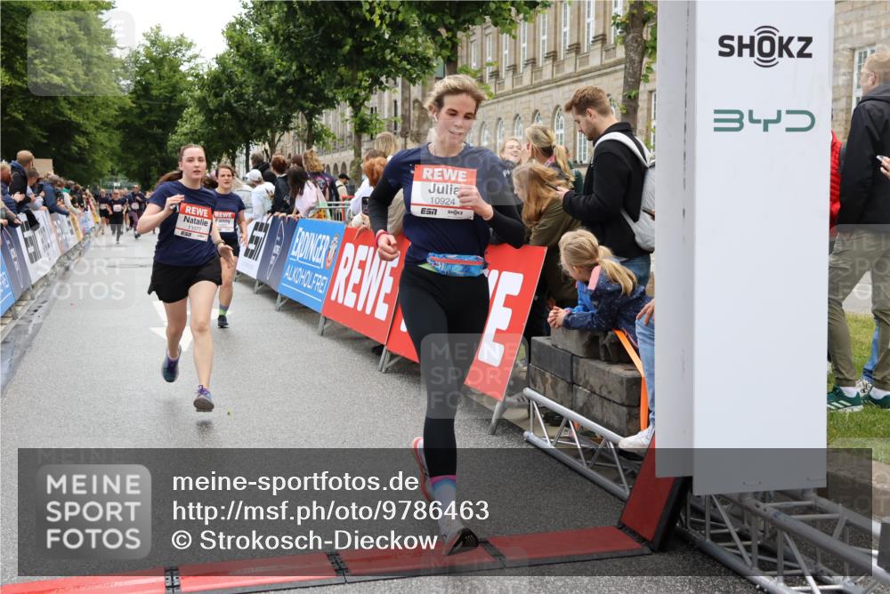 14.06.2026 - REWE Women's Run Strokosch-Dieckow http://msf.ph/oto/9786463 14.06.2026 10:07:42 Ziel 10113, 10861, 10924, 10965, 11077 meine-sportfotos.de