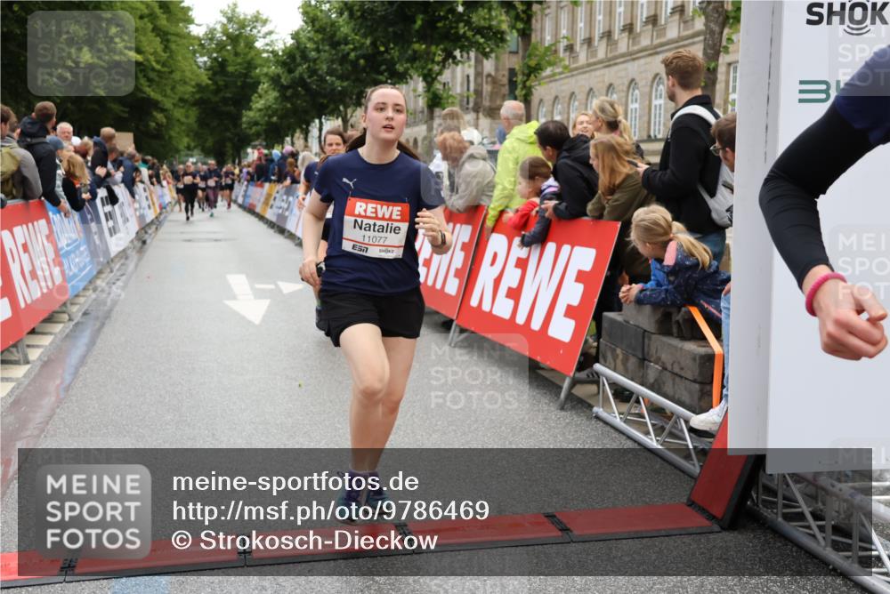14.06.2026 - REWE Women's Run Strokosch-Dieckow http://msf.ph/oto/9786469 14.06.2026 10:07:43 Ziel 10861, 10924, 10965, 11077 meine-sportfotos.de