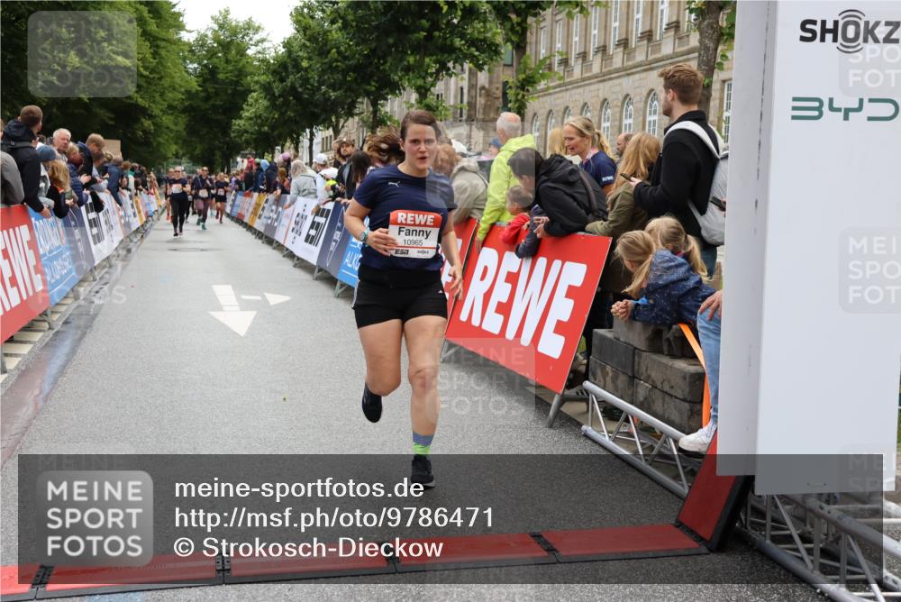 14.06.2026 - REWE Women's Run Strokosch-Dieckow http://msf.ph/oto/9786471 14.06.2026 10:07:44 Ziel 10861, 10924, 10965, 11077 meine-sportfotos.de