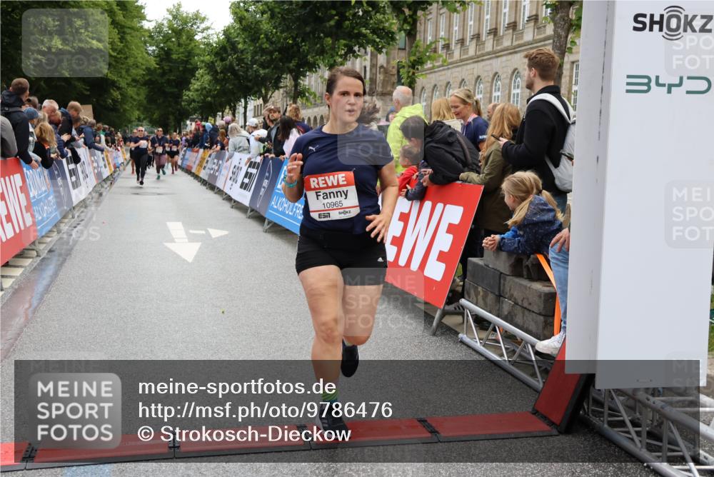 14.06.2026 - REWE Women's Run Strokosch-Dieckow http://msf.ph/oto/9786476 14.06.2026 10:07:45 Ziel 10861, 10924, 10965, 11077 meine-sportfotos.de