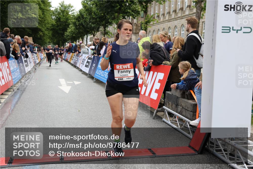 14.06.2026 - REWE Women's Run Strokosch-Dieckow http://msf.ph/oto/9786477 14.06.2026 10:07:45 Ziel 10861, 10924, 10965, 11077 meine-sportfotos.de