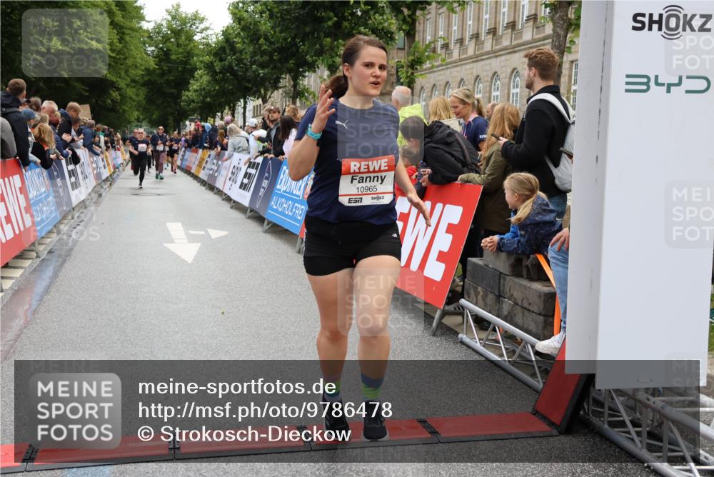 14.06.2026 - REWE Women's Run Strokosch-Dieckow http://msf.ph/oto/9786478 14.06.2026 10:07:45 Ziel 10861, 10924, 10965, 11077 meine-sportfotos.de