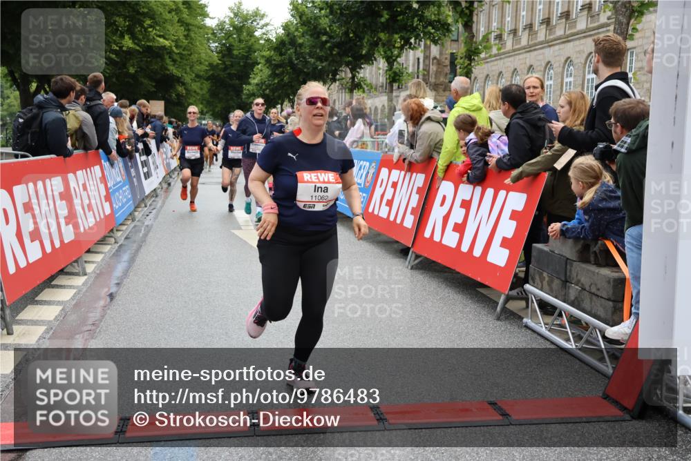 14.06.2026 - REWE Women's Run Strokosch-Dieckow http://msf.ph/oto/9786483 14.06.2026 10:07:51 Ziel 10194, 10237, 10965, 11021, 11062, 11077, 11098, 11099 meine-sportfotos.de