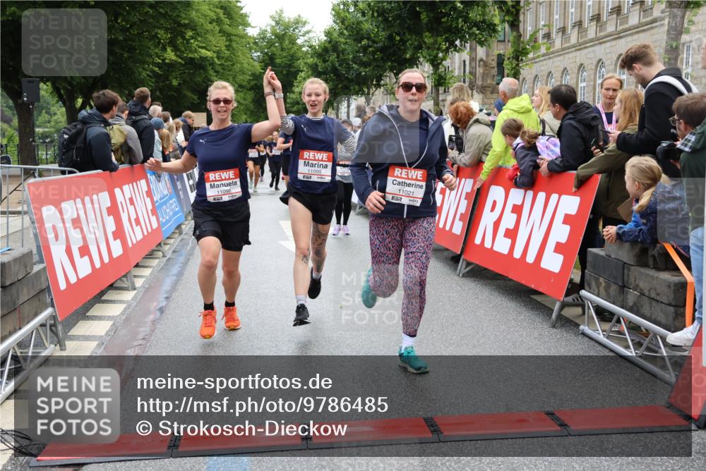 14.06.2026 - REWE Women's Run Strokosch-Dieckow http://msf.ph/oto/9786485 14.06.2026 10:07:53 Ziel 10194, 10237, 11021, 11062, 11098, 11099, 11496 meine-sportfotos.de
