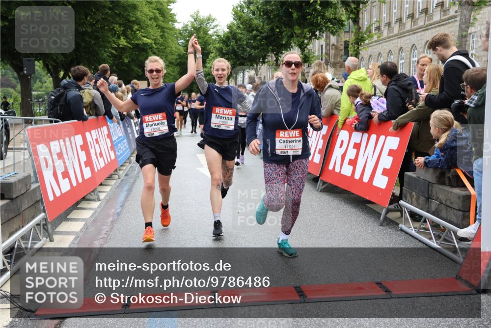 14.06.2026 - REWE Women's Run Strokosch-Dieckow http://msf.ph/oto/9786486 14.06.2026 10:07:53 Ziel 10194, 10237, 11021, 11062, 11098, 11099, 11496 meine-sportfotos.de