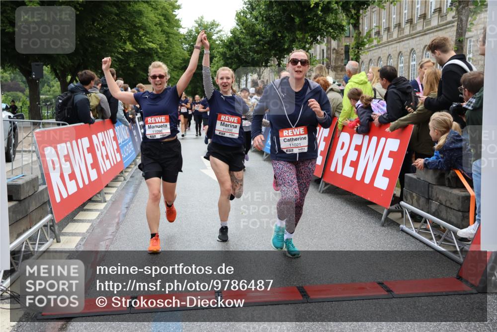14.06.2026 - REWE Women's Run Strokosch-Dieckow http://msf.ph/oto/9786487 14.06.2026 10:07:53 Ziel 10194, 10237, 11021, 11062, 11098, 11099, 11496 meine-sportfotos.de