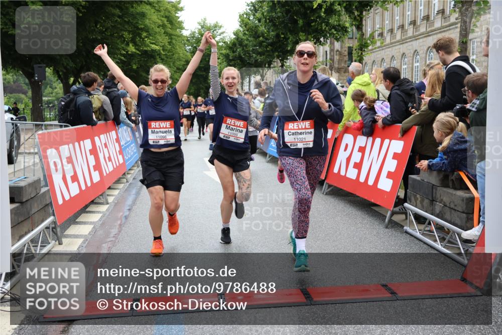 14.06.2026 - REWE Women's Run Strokosch-Dieckow http://msf.ph/oto/9786488 14.06.2026 10:07:53 Ziel 10194, 10237, 11021, 11062, 11098, 11099, 11496 meine-sportfotos.de