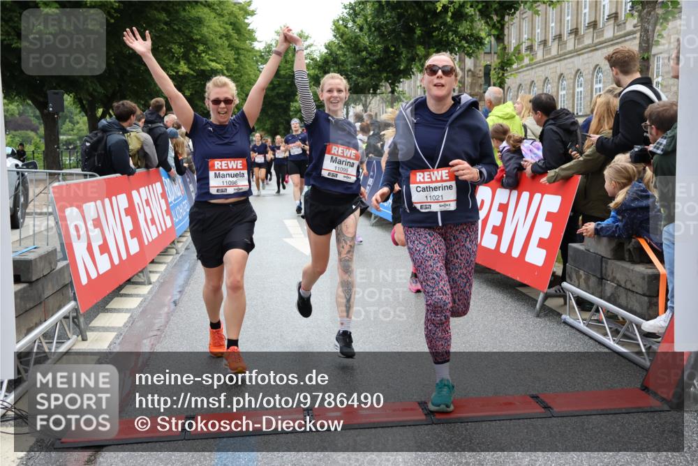 14.06.2026 - REWE Women's Run Strokosch-Dieckow http://msf.ph/oto/9786490 14.06.2026 10:07:53 Ziel 10194, 10237, 11021, 11062, 11098, 11099, 11496 meine-sportfotos.de