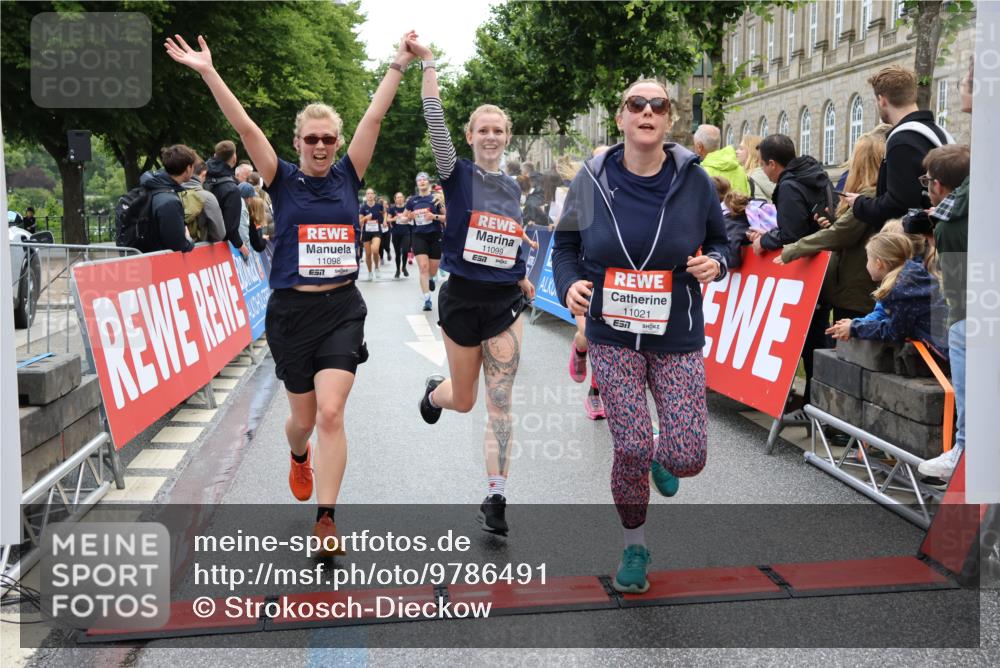 14.06.2026 - REWE Women's Run Strokosch-Dieckow http://msf.ph/oto/9786491 14.06.2026 10:07:53 Ziel 10194, 10237, 11021, 11062, 11098, 11099, 11496 meine-sportfotos.de
