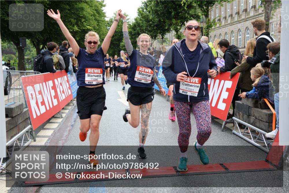 14.06.2026 - REWE Women's Run Strokosch-Dieckow http://msf.ph/oto/9786492 14.06.2026 10:07:53 Ziel 10194, 10237, 11021, 11062, 11098, 11099, 11496 meine-sportfotos.de