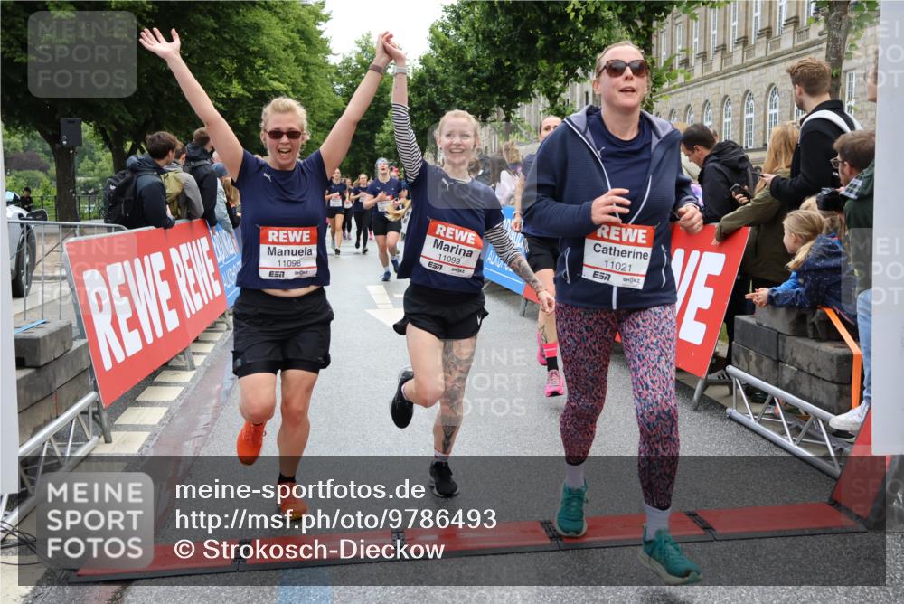 14.06.2026 - REWE Women's Run Strokosch-Dieckow http://msf.ph/oto/9786493 14.06.2026 10:07:53 Ziel 10194, 10237, 11021, 11062, 11098, 11099, 11496 meine-sportfotos.de