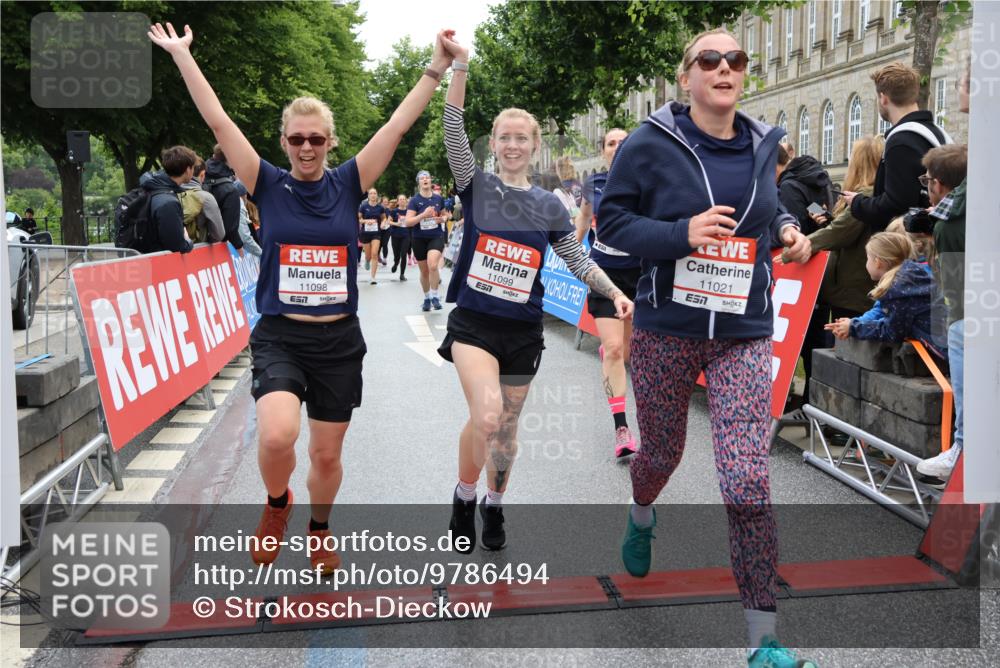 14.06.2026 - REWE Women's Run Strokosch-Dieckow http://msf.ph/oto/9786494 14.06.2026 10:07:54 Ziel 10194, 10237, 11021, 11062, 11098, 11099, 11496 meine-sportfotos.de
