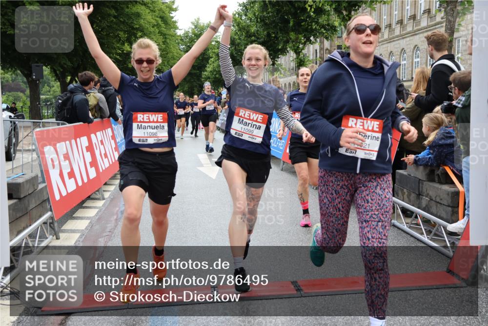 14.06.2026 - REWE Women's Run Strokosch-Dieckow http://msf.ph/oto/9786495 14.06.2026 10:07:54 Ziel 10194, 10237, 11021, 11062, 11098, 11099, 11496 meine-sportfotos.de