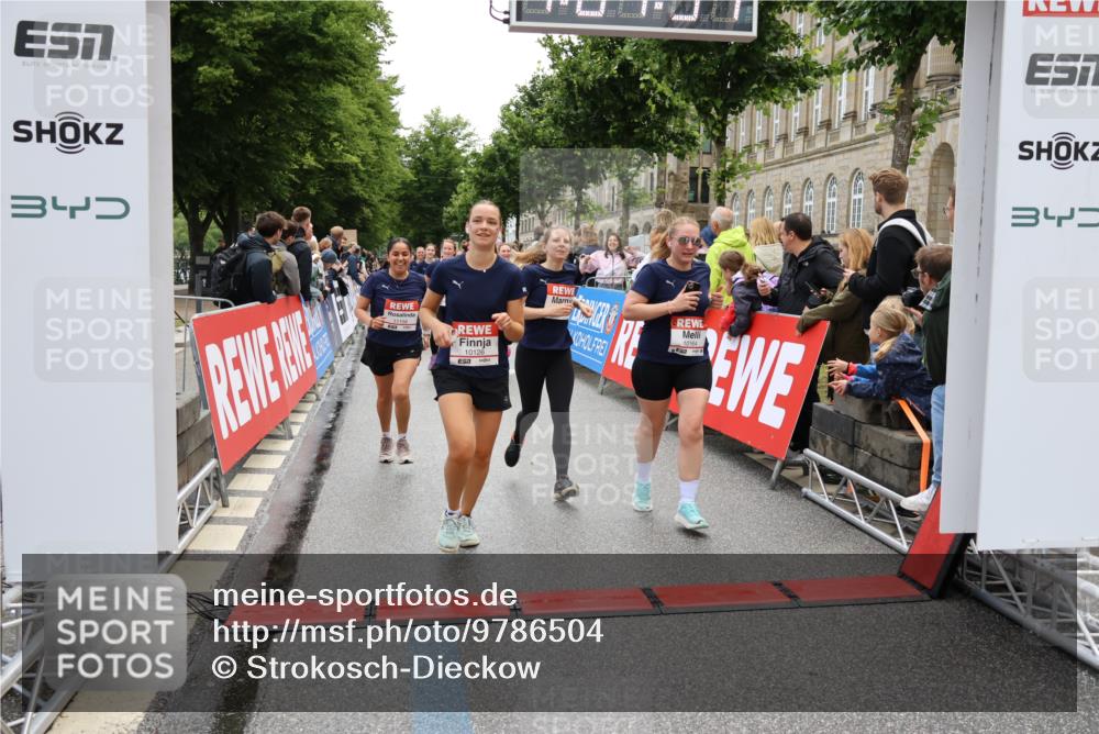 14.06.2026 - REWE Women's Run Strokosch-Dieckow http://msf.ph/oto/9786504 14.06.2026 10:07:59 Ziel 10126, 10164, 10194, 10237, 10350, 10852, 11021, 11033, 11062, 11063, 11098, 11099, 11156, 11496 meine-sportfotos.de