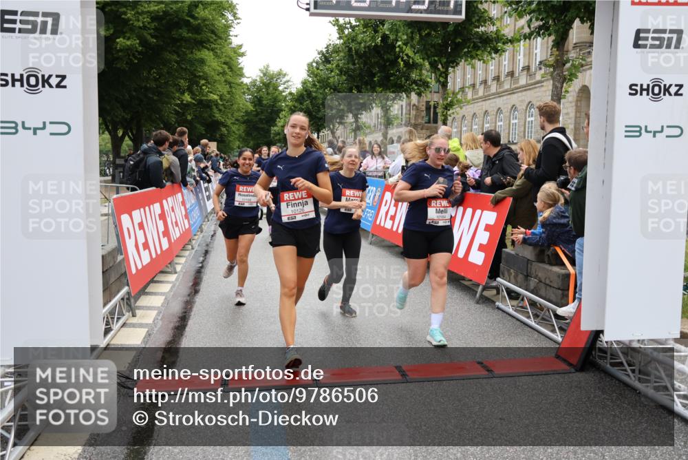 14.06.2026 - REWE Women's Run Strokosch-Dieckow http://msf.ph/oto/9786506 14.06.2026 10:07:59 Ziel 10126, 10164, 10194, 10237, 10350, 10852, 11021, 11033, 11062, 11063, 11098, 11099, 11156, 11496 meine-sportfotos.de