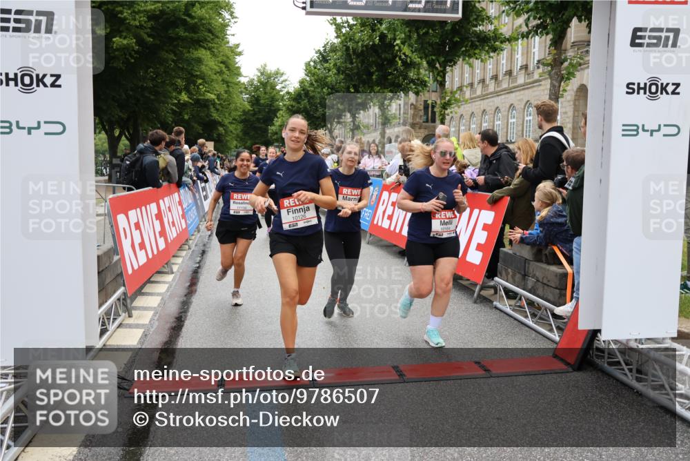 14.06.2026 - REWE Women's Run Strokosch-Dieckow http://msf.ph/oto/9786507 14.06.2026 10:07:59 Ziel 10126, 10164, 10194, 10237, 10350, 10852, 11021, 11033, 11062, 11063, 11098, 11099, 11156, 11496 meine-sportfotos.de