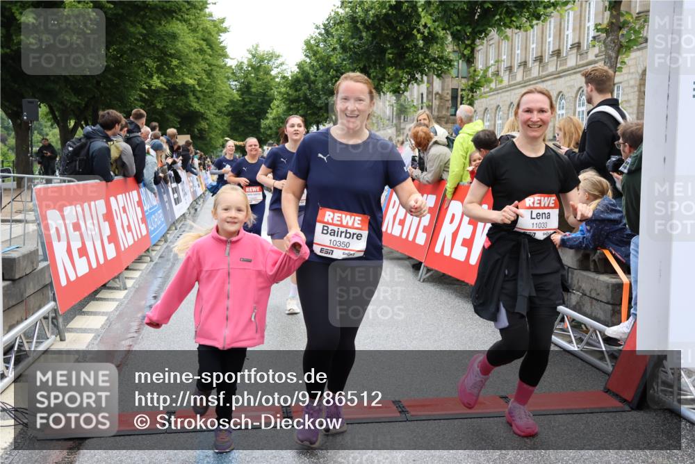14.06.2026 - REWE Women's Run Strokosch-Dieckow http://msf.ph/oto/9786512 14.06.2026 10:08:02 Ziel 10126, 10164, 10194, 10213, 10237, 10350, 10414, 10685, 10852, 11033, 11063, 11073, 11156, 11496 meine-sportfotos.de