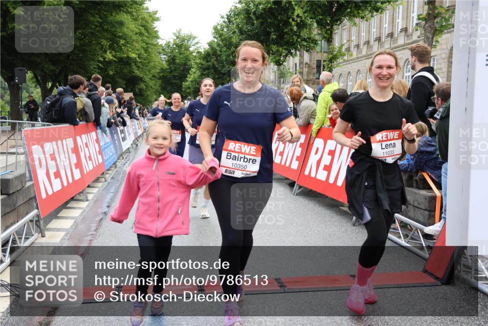 14.06.2026 - REWE Women's Run Strokosch-Dieckow http://msf.ph/oto/9786513 14.06.2026 10:08:02 Ziel 10126, 10164, 10194, 10213, 10237, 10350, 10414, 10685, 10852, 11033, 11063, 11073, 11156, 11496 meine-sportfotos.de