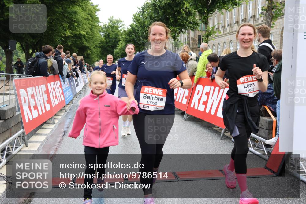 14.06.2026 - REWE Women's Run Strokosch-Dieckow http://msf.ph/oto/9786514 14.06.2026 10:08:03 Ziel 10126, 10164, 10194, 10213, 10350, 10414, 10685, 10852, 11033, 11063, 11073, 11156, 11496 meine-sportfotos.de
