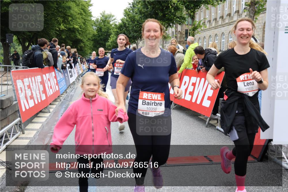 14.06.2026 - REWE Women's Run Strokosch-Dieckow http://msf.ph/oto/9786516 14.06.2026 10:08:03 Ziel 10126, 10164, 10194, 10213, 10350, 10414, 10685, 10852, 11033, 11063, 11073, 11156, 11496 meine-sportfotos.de