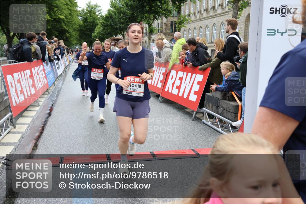14.06.2026 - REWE Women's Run Strokosch-Dieckow http://msf.ph/oto/9786518 14.06.2026 10:08:04 Ziel 10126, 10164, 10213, 10350, 10414, 10685, 10852, 11033, 11063, 11073, 11156, 11496 meine-sportfotos.de