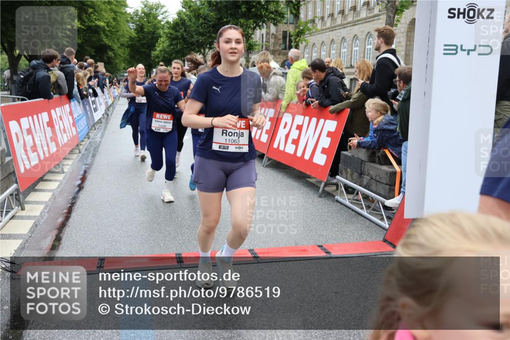 14.06.2026 - REWE Women's Run Strokosch-Dieckow http://msf.ph/oto/9786519 14.06.2026 10:08:04 Ziel 10126, 10164, 10213, 10350, 10414, 10685, 10852, 11033, 11063, 11073, 11156, 11496 meine-sportfotos.de