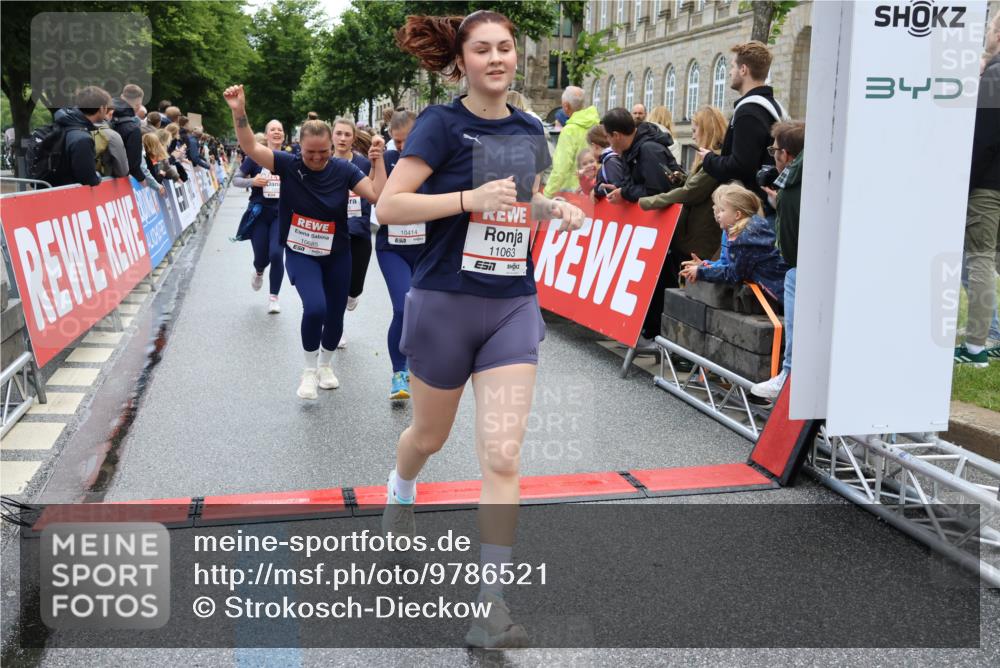 14.06.2026 - REWE Women's Run Strokosch-Dieckow http://msf.ph/oto/9786521 14.06.2026 10:08:04 Ziel 10126, 10164, 10213, 10350, 10414, 10685, 10852, 11033, 11063, 11073, 11156, 11496 meine-sportfotos.de