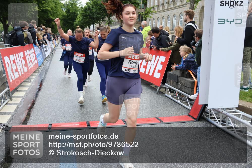 14.06.2026 - REWE Women's Run Strokosch-Dieckow http://msf.ph/oto/9786522 14.06.2026 10:08:04 Ziel 10126, 10164, 10213, 10350, 10414, 10685, 10852, 11033, 11063, 11073, 11156, 11496 meine-sportfotos.de
