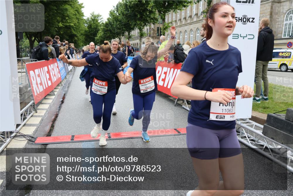14.06.2026 - REWE Women's Run Strokosch-Dieckow http://msf.ph/oto/9786523 14.06.2026 10:08:04 Ziel 10126, 10164, 10213, 10350, 10414, 10685, 10852, 11033, 11063, 11073, 11156, 11496 meine-sportfotos.de