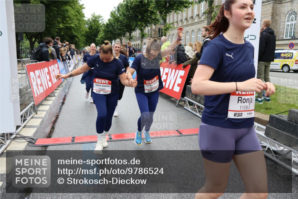 14.06.2026 - REWE Women's Run Strokosch-Dieckow http://msf.ph/oto/9786524 14.06.2026 10:08:05 Ziel 10126, 10164, 10213, 10350, 10414, 10685, 10852, 11033, 11063, 11073, 11156, 11496 meine-sportfotos.de