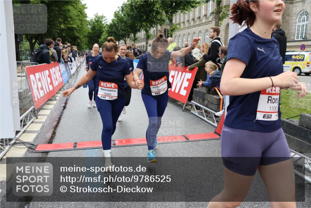 14.06.2026 - REWE Women's Run Strokosch-Dieckow http://msf.ph/oto/9786525 14.06.2026 10:08:05 Ziel 10126, 10164, 10213, 10350, 10414, 10685, 10852, 11033, 11063, 11073, 11156, 11496 meine-sportfotos.de