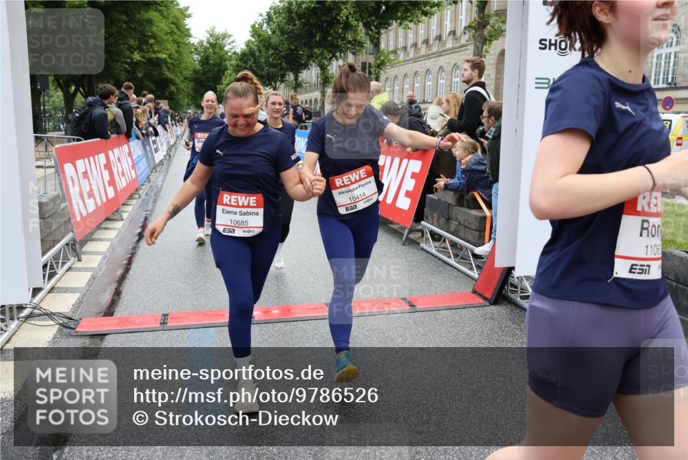 14.06.2026 - REWE Women's Run Strokosch-Dieckow http://msf.ph/oto/9786526 14.06.2026 10:08:05 Ziel 10126, 10164, 10213, 10350, 10414, 10685, 10852, 11033, 11063, 11073, 11156, 11496 meine-sportfotos.de
