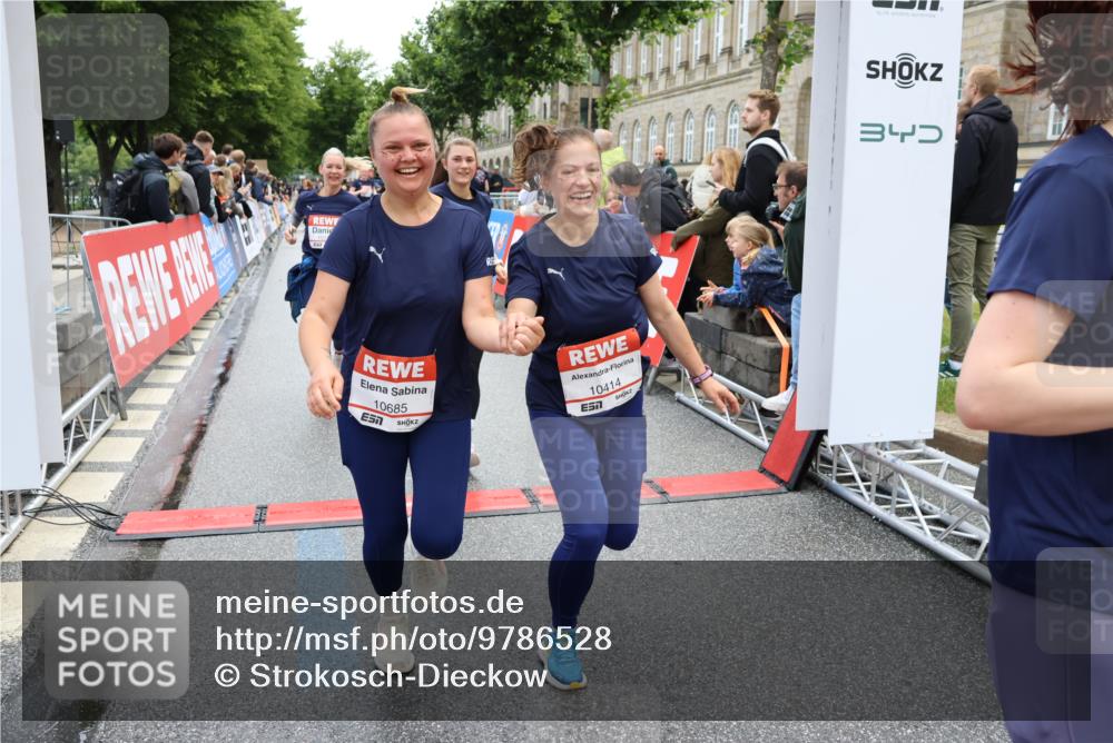 14.06.2026 - REWE Women's Run Strokosch-Dieckow http://msf.ph/oto/9786528 14.06.2026 10:08:05 Ziel 10126, 10164, 10213, 10350, 10414, 10685, 10852, 11033, 11063, 11073, 11156, 11496 meine-sportfotos.de