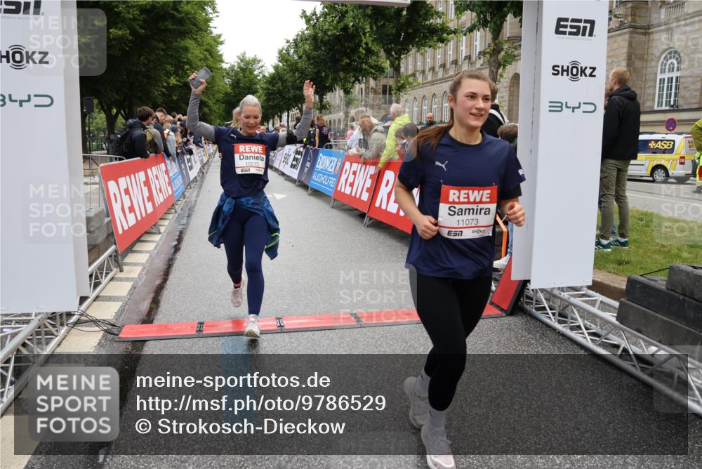 14.06.2026 - REWE Women's Run Strokosch-Dieckow http://msf.ph/oto/9786529 14.06.2026 10:08:06 Ziel 10126, 10164, 10213, 10350, 10414, 10685, 10852, 11033, 11063, 11073, 11156, 11480 meine-sportfotos.de