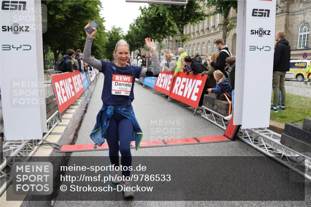 14.06.2026 - REWE Women's Run Strokosch-Dieckow http://msf.ph/oto/9786533 14.06.2026 10:08:06 Ziel 10126, 10164, 10213, 10350, 10414, 10685, 10852, 11033, 11063, 11073, 11156, 11480 meine-sportfotos.de