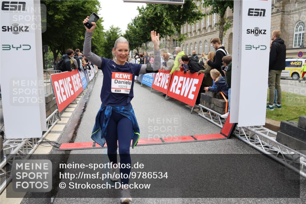 14.06.2026 - REWE Women's Run Strokosch-Dieckow http://msf.ph/oto/9786534 14.06.2026 10:08:07 Ziel 10126, 10164, 10213, 10350, 10414, 10685, 10852, 11033, 11063, 11073, 11156, 11480 meine-sportfotos.de