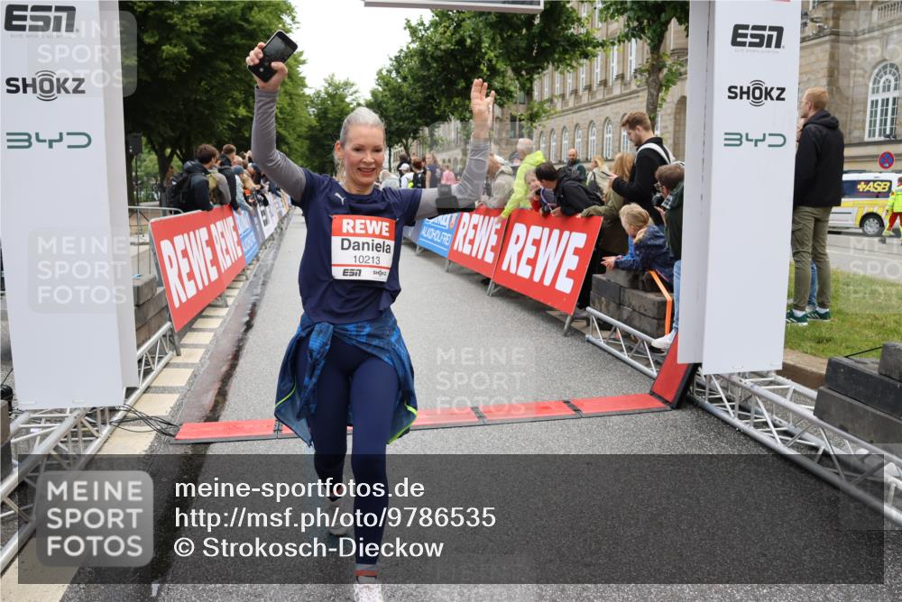 14.06.2026 - REWE Women's Run Strokosch-Dieckow http://msf.ph/oto/9786535 14.06.2026 10:08:07 Ziel 10126, 10164, 10213, 10350, 10414, 10685, 10852, 11033, 11063, 11073, 11156, 11480 meine-sportfotos.de